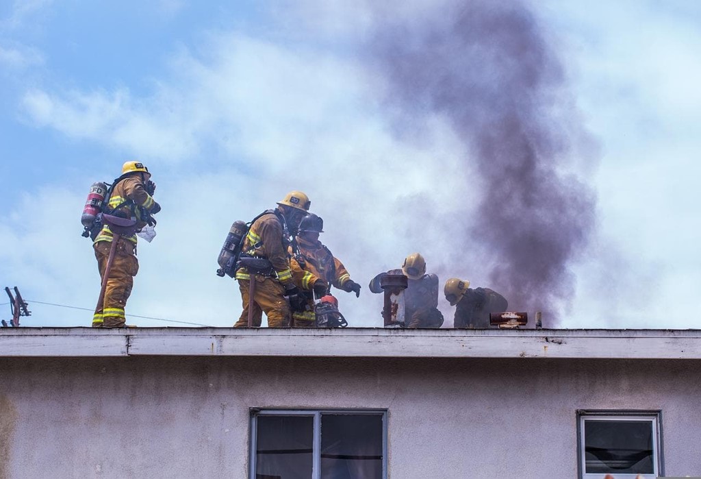 Elementos necesarios para impedir la progresión de las llamas en una vivienda