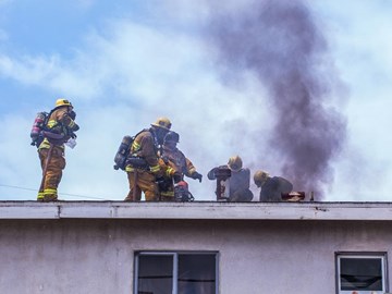 Elementos necesarios para impedir la progresión de las llamas en una vivienda